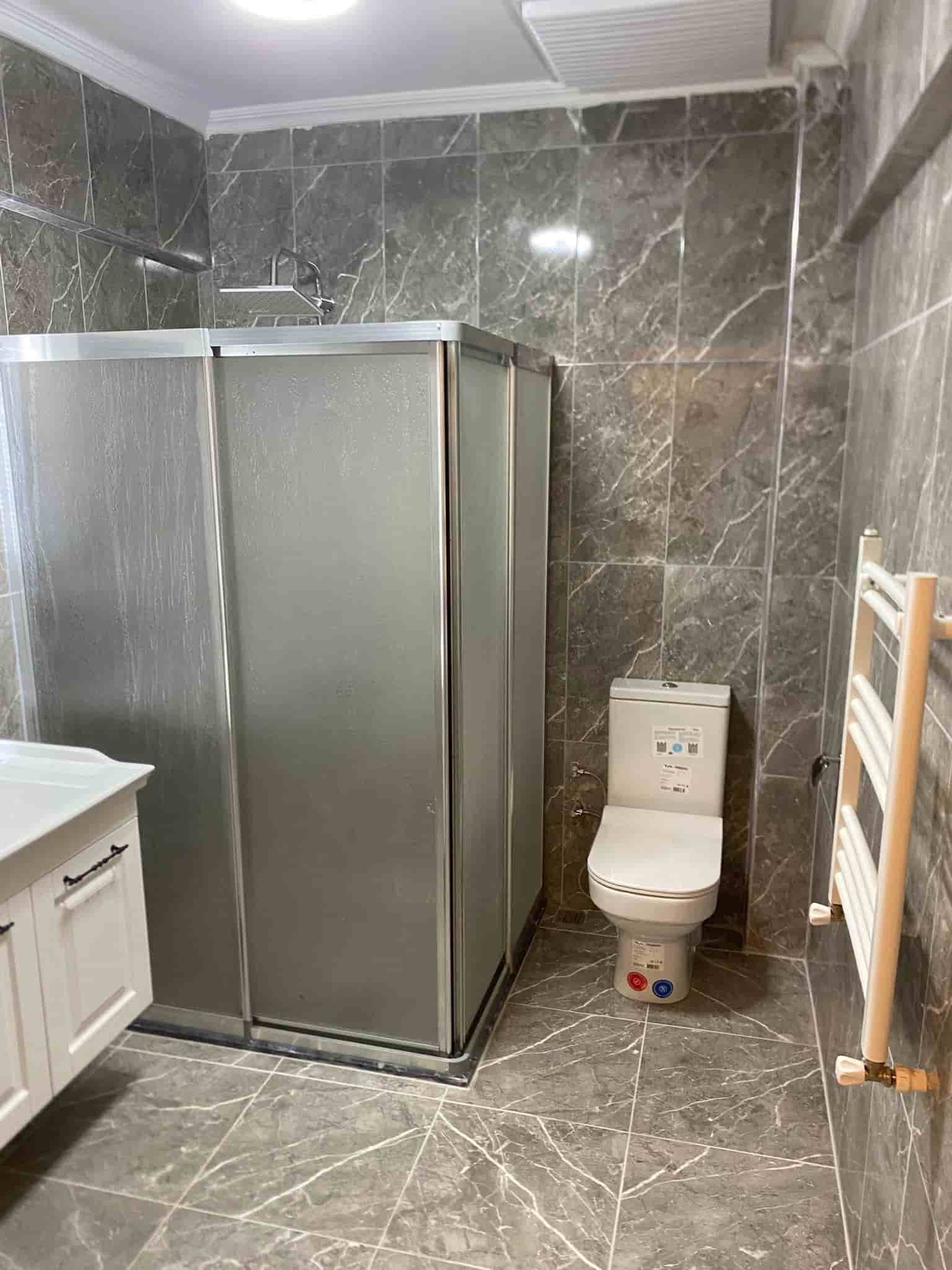 Cam dusakabinli modern banyo