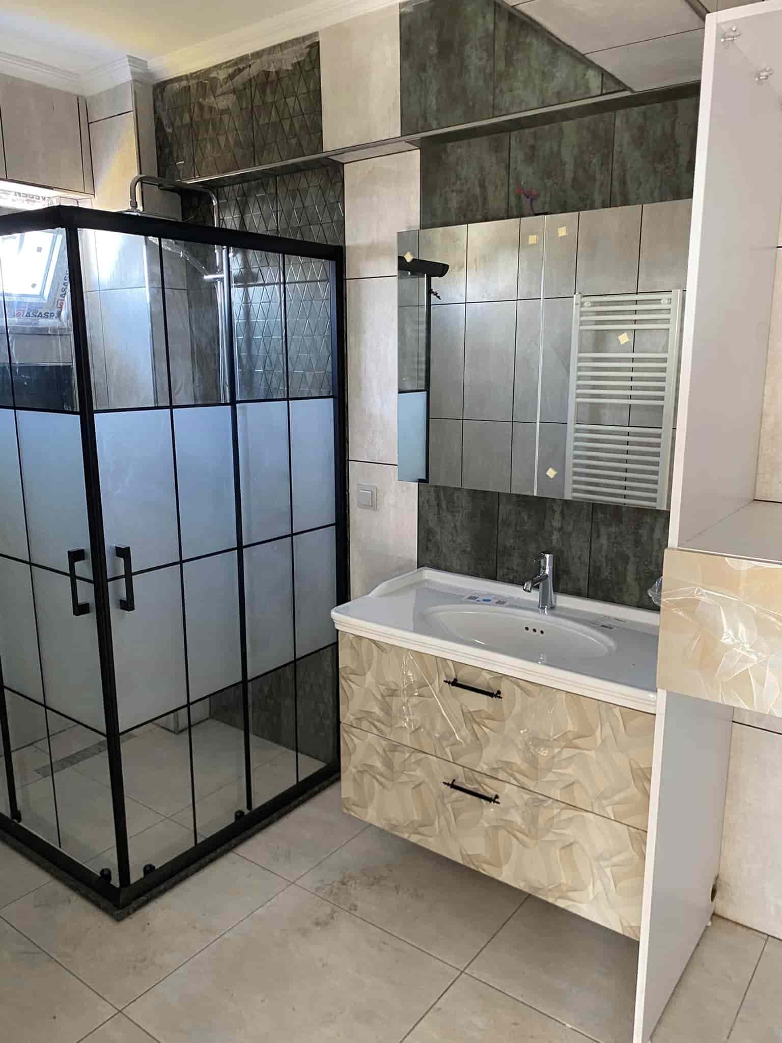 Siyah cerceveli dusakabin ve banyo dolabi